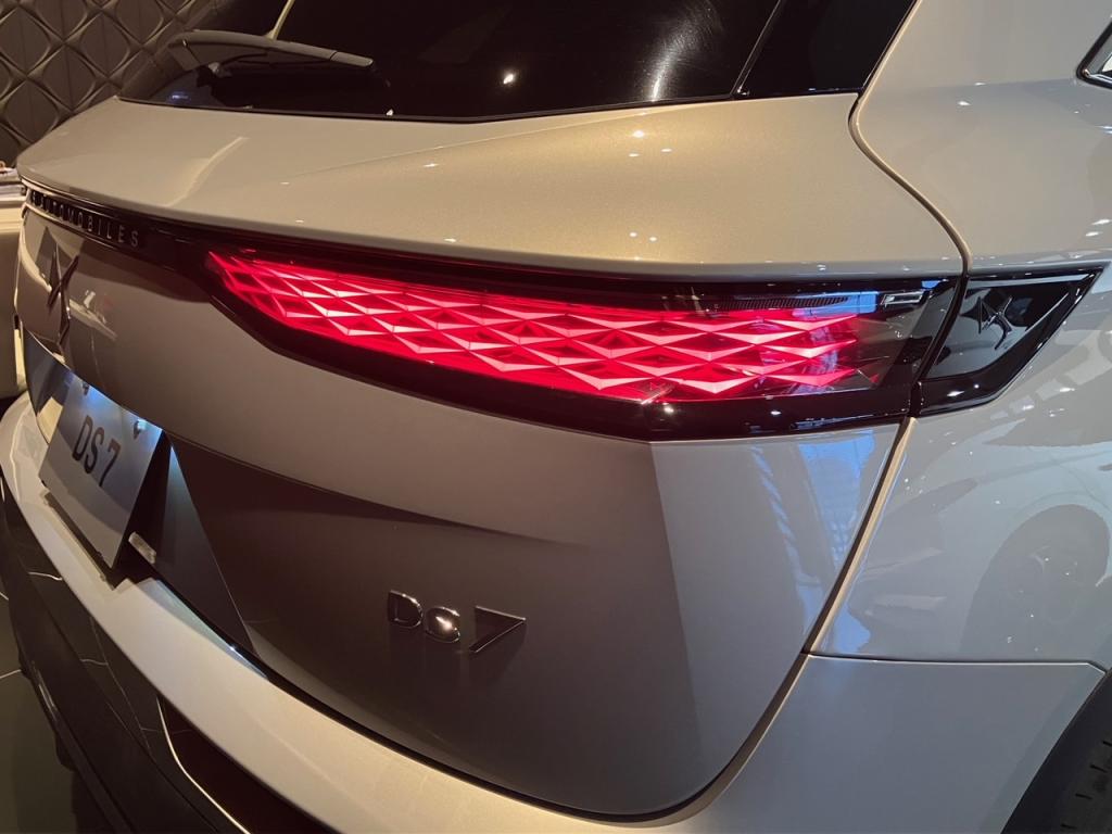 DS 7 ETOILE  PLUG-IN  HYBRID  AWD   　展示中