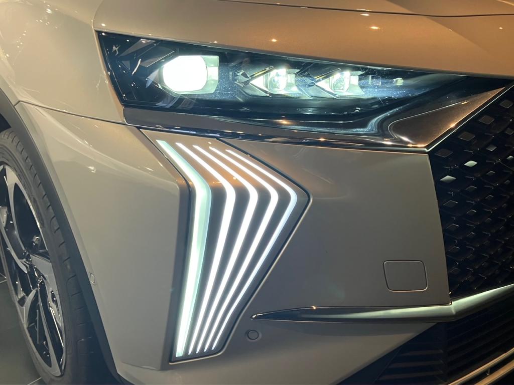 DS 7 ETOILE  PLUG-IN  HYBRID  AWD   　展示中