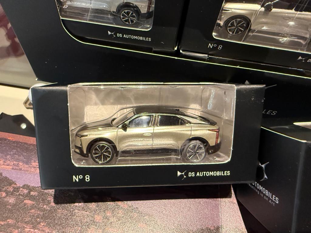 DS №８　1/64スケールのミニチュアカー店内展示中!!