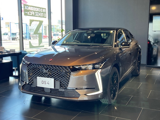 DS4 PERFORMANCE LINE  E-TENSE　展示中